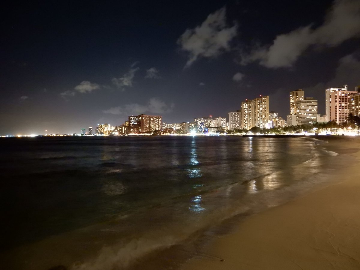 クイーンズ・ビーチで見たワイキキの夜景