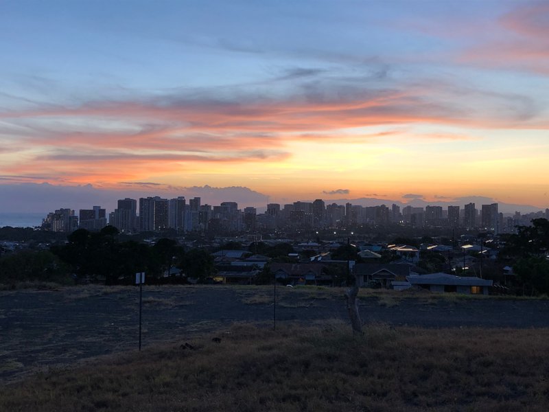 マカプウ通りから見たワイキキの夕暮れ