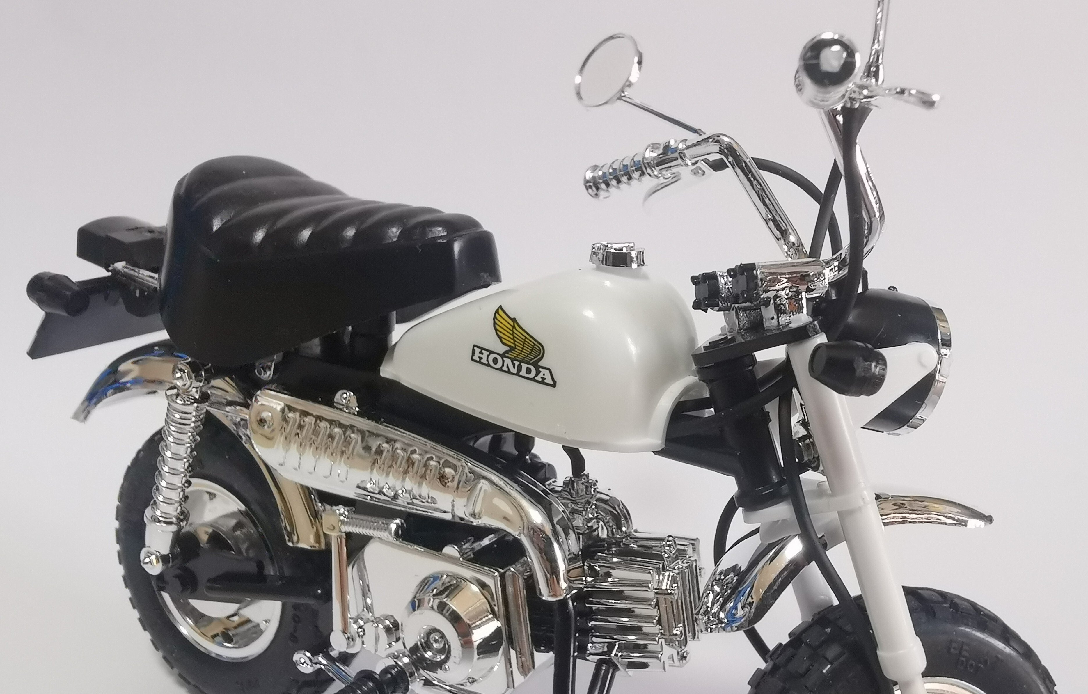 ミニバイクプラモをまた作ったよ、という話｜にゃ〜