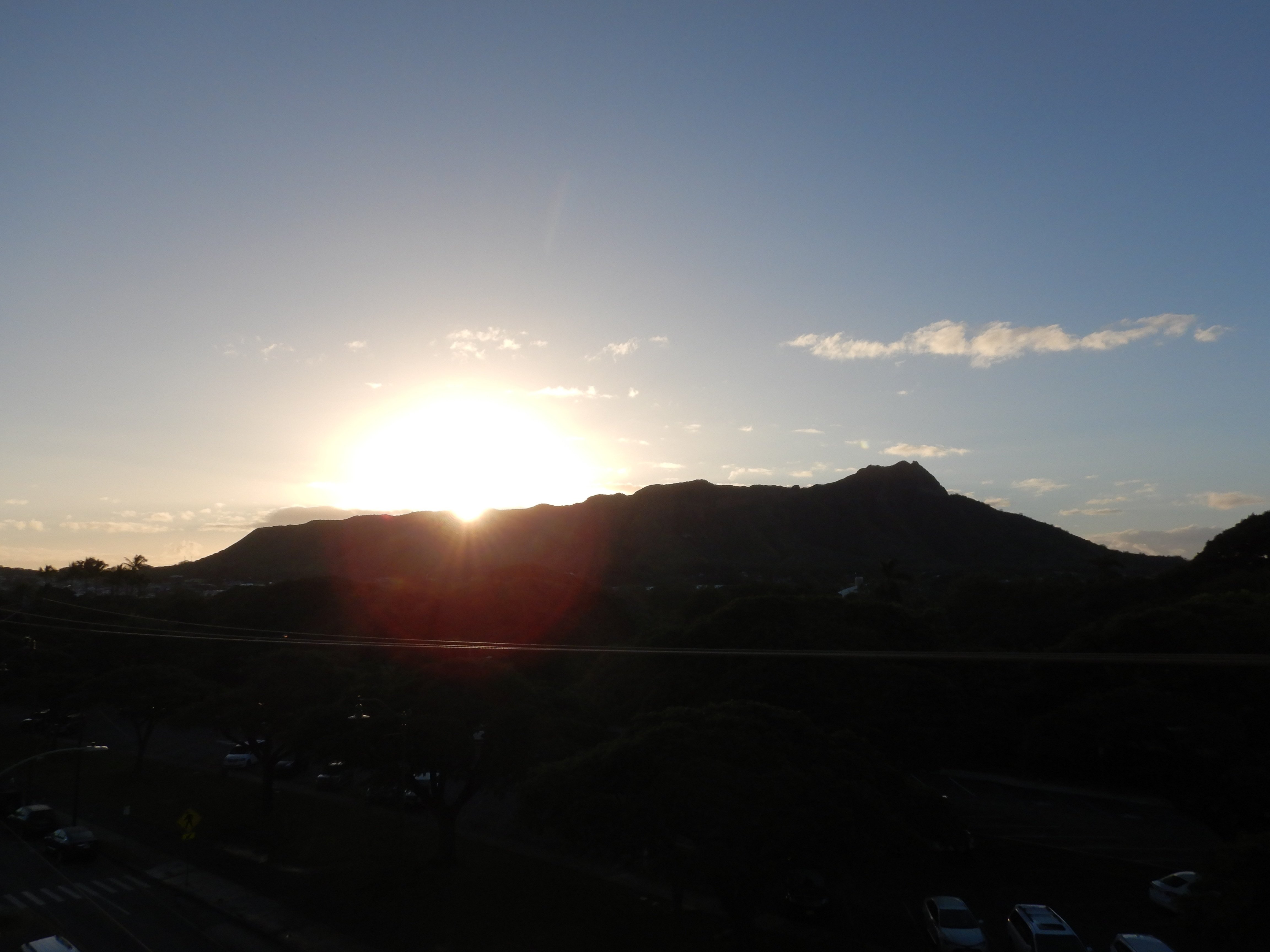 朝陽が照らし出すホノルルの海と街｜Susie@Honolulu, Hawaii