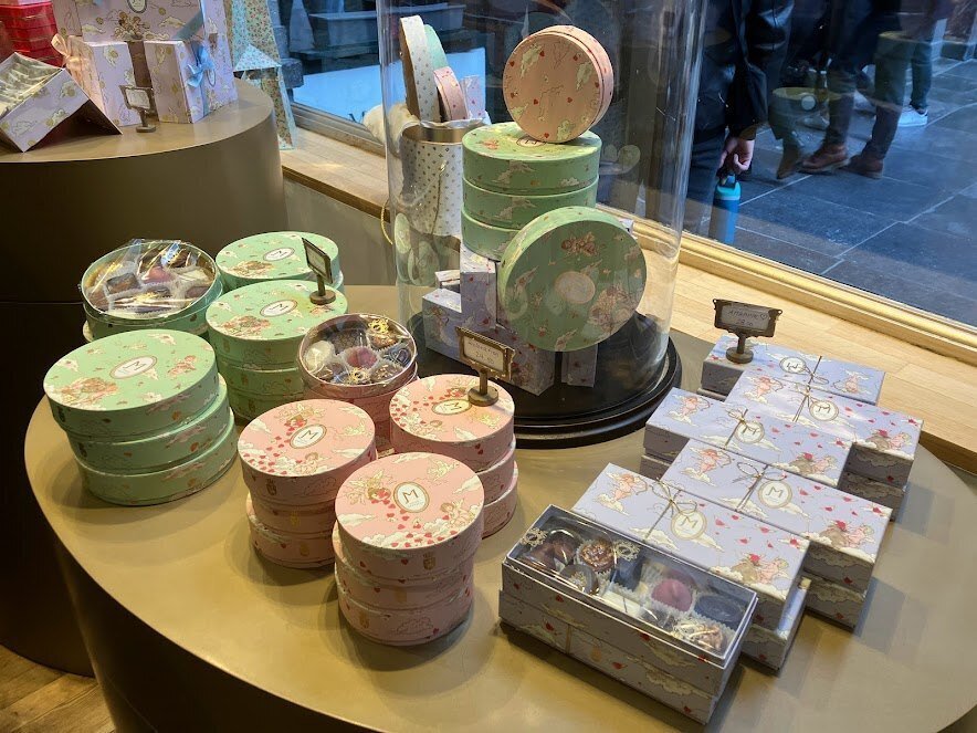 ひゃくえ様専用 クール便発送 ノイハウス チョコレートBOX 1000g×2個