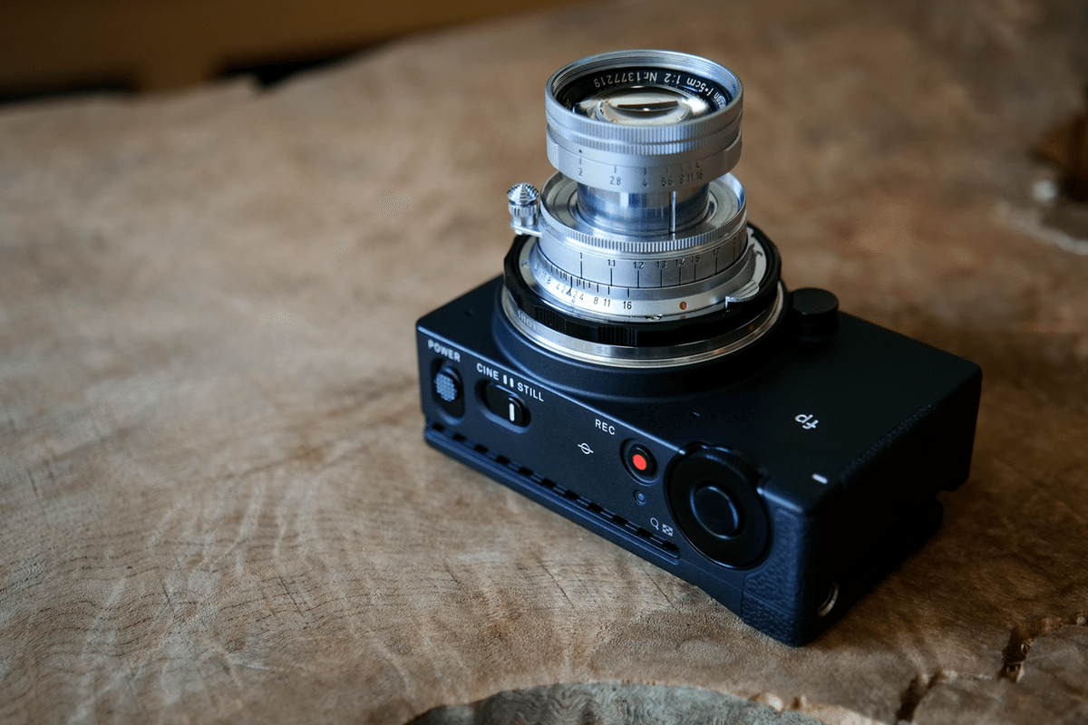 沈胴ズミクロン(M)50mm F2 × SIGMA FPは、アダプター経由で沈胴 沈胴ズミクロン(M)50mm F2 × SIGMA FPは、アダプター経由で沈胴