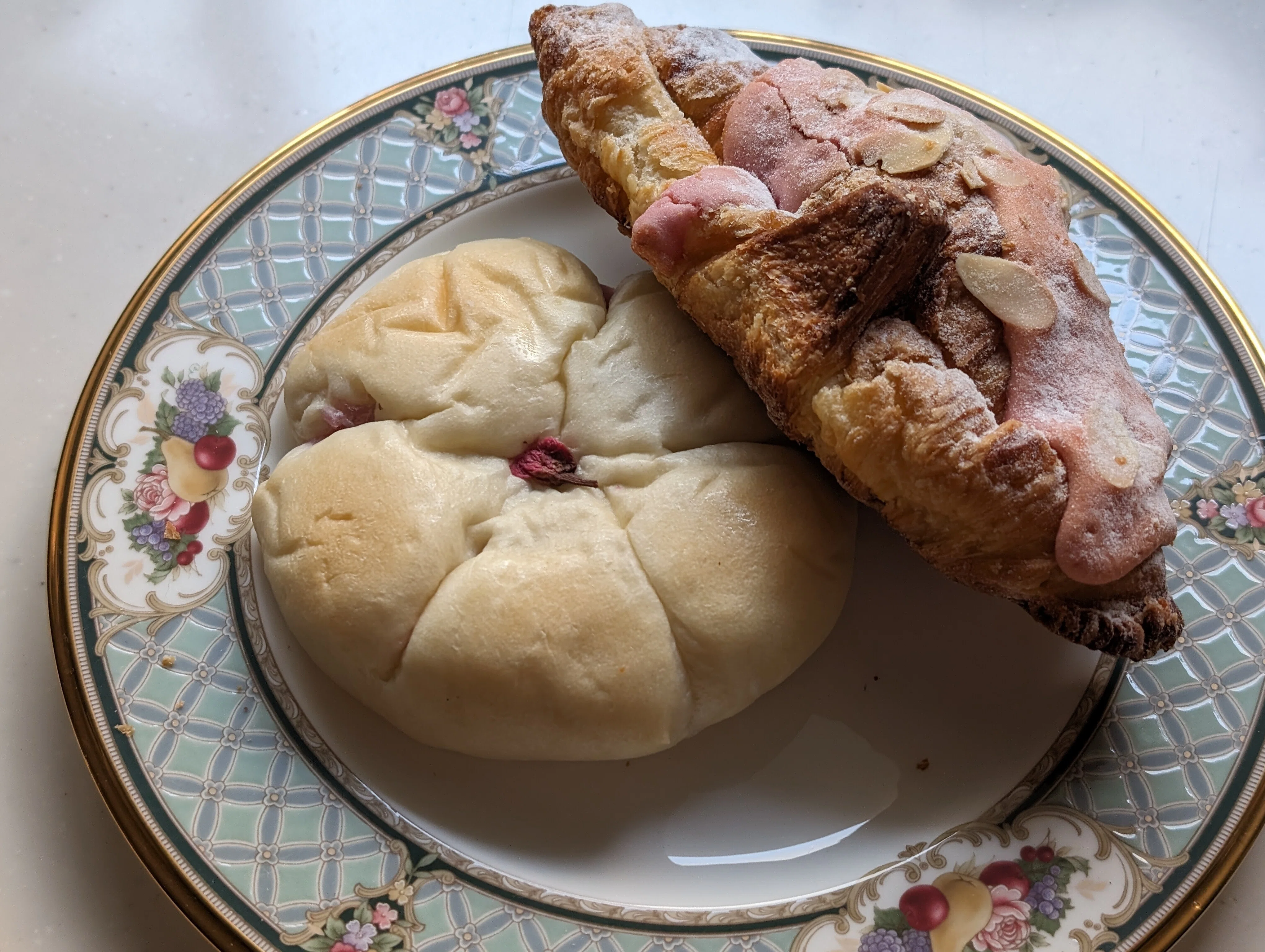 京都志津屋の桜あんぱんを食する|ちあき 京都志津屋の桜あんぱんを食する|ちあき