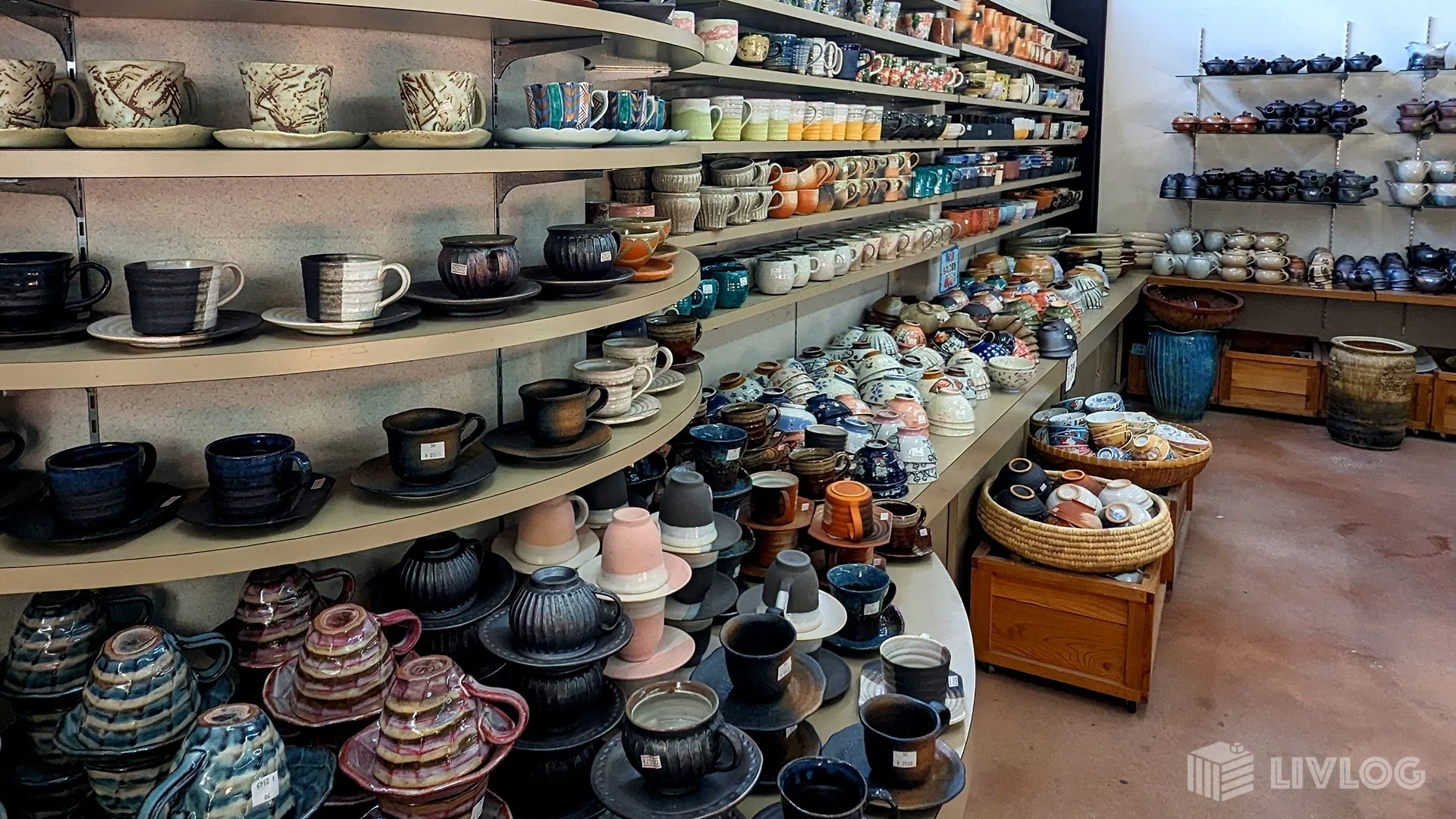 山野草が似合う逸品、信楽焼の風情ある花生（はないけ） 山内卓夫 カップ＆ソーサー リーフ柄 水色 信楽焼 滋賀県産【伝統工芸