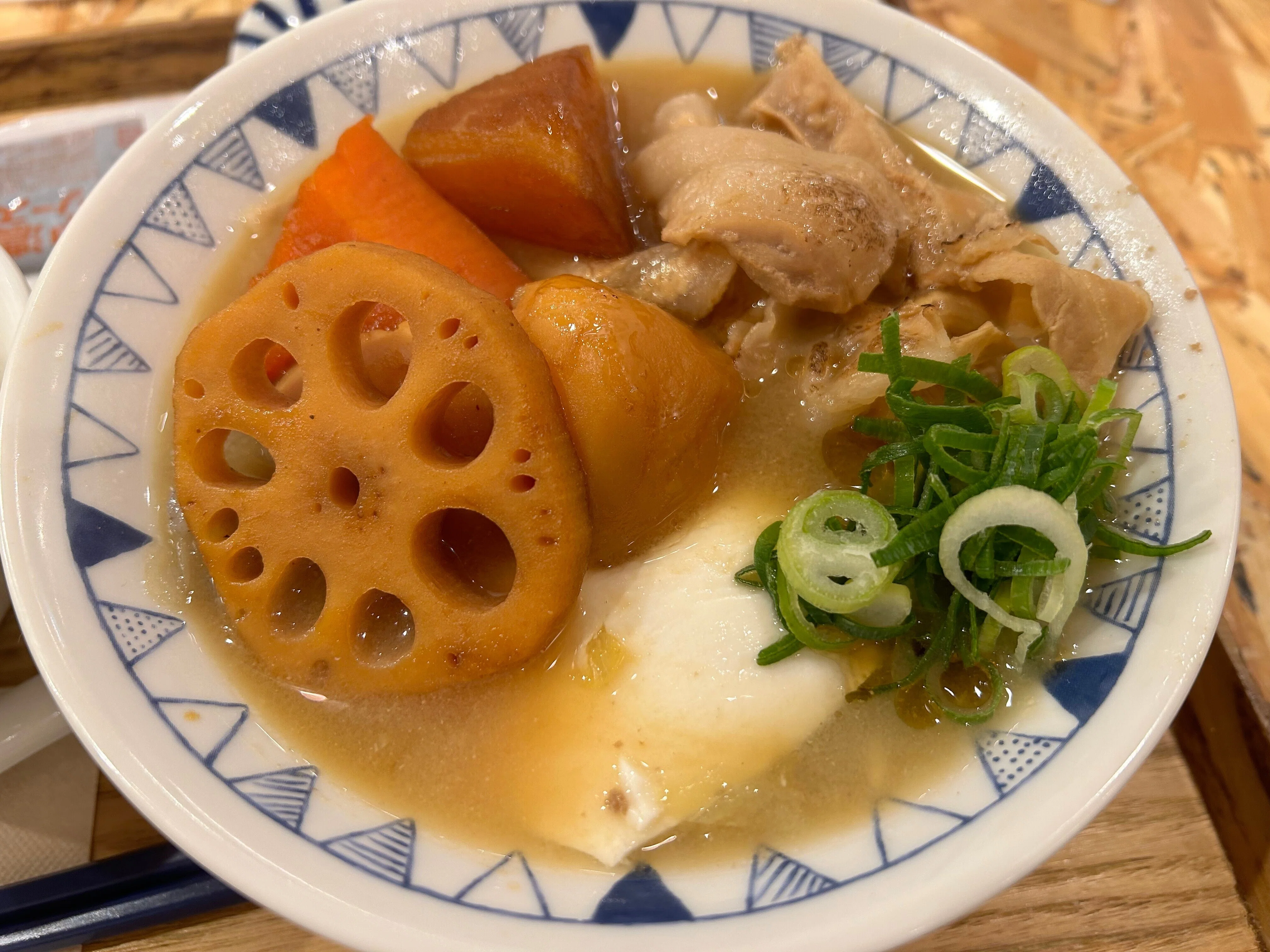 豚汁好きとしては無視できない。汁物ではなく、立派なおかず。「ごちと