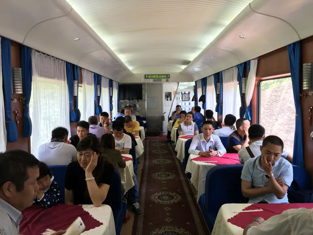Day One / Z264拉薩行の食堂車 #003｜田路昌也（TJ)