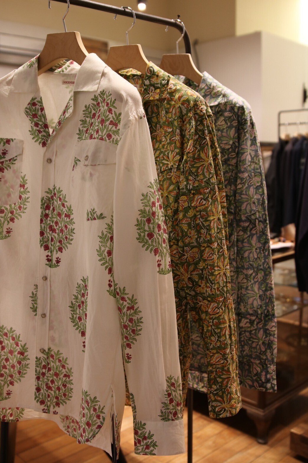 NICENESSオリジナルの花柄ウエスタンシャツ。【2024 S/S NICENESSオリジナルの花柄ウエスタンシャツ。【2024 S/S