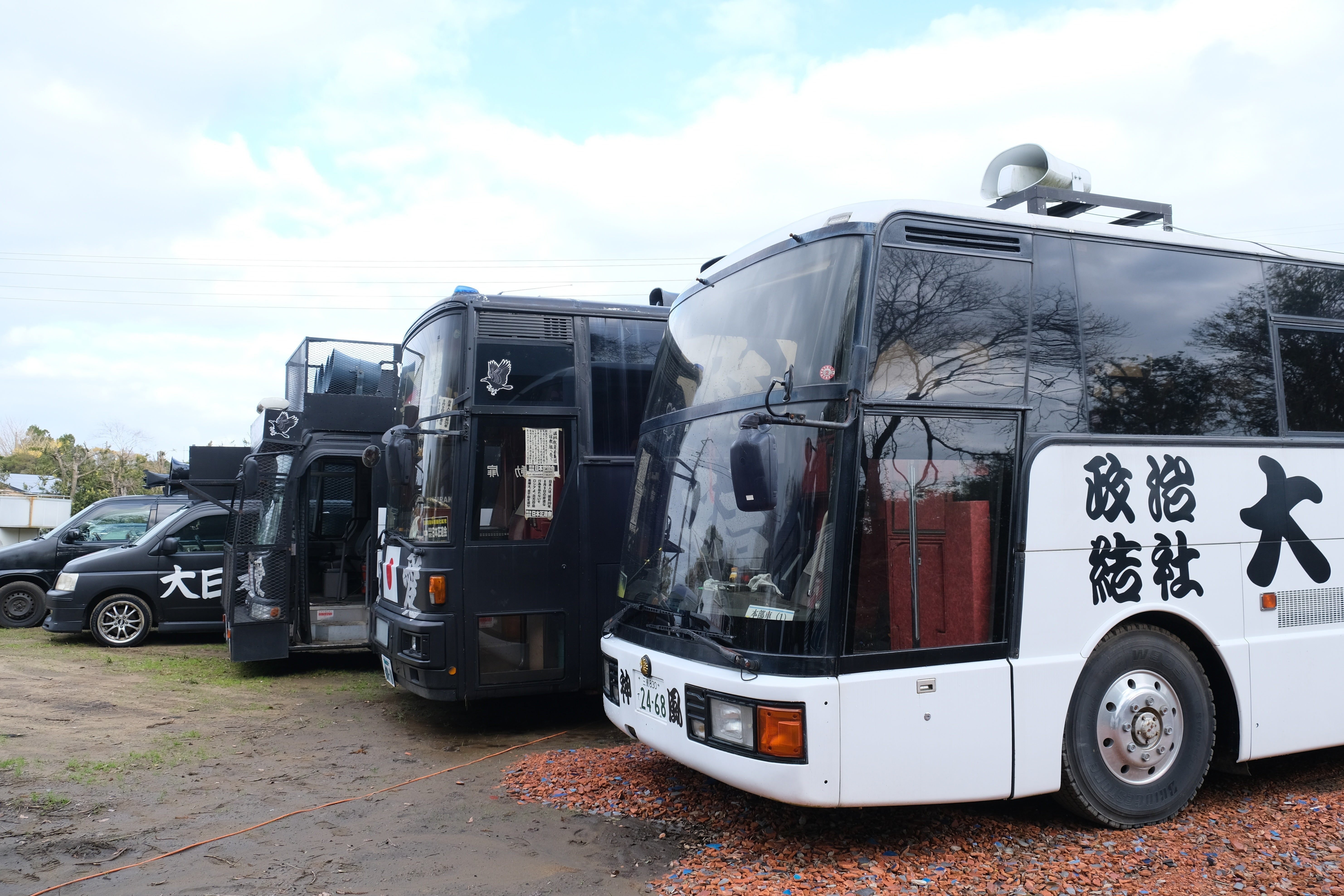 右翼の街宣車がズラリ！ 活動家自ら「改造・修理」 車への愛語る｜実話ナックルズnoteマガジン