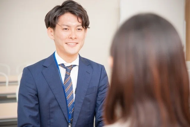 自己紹介するビジネスマン