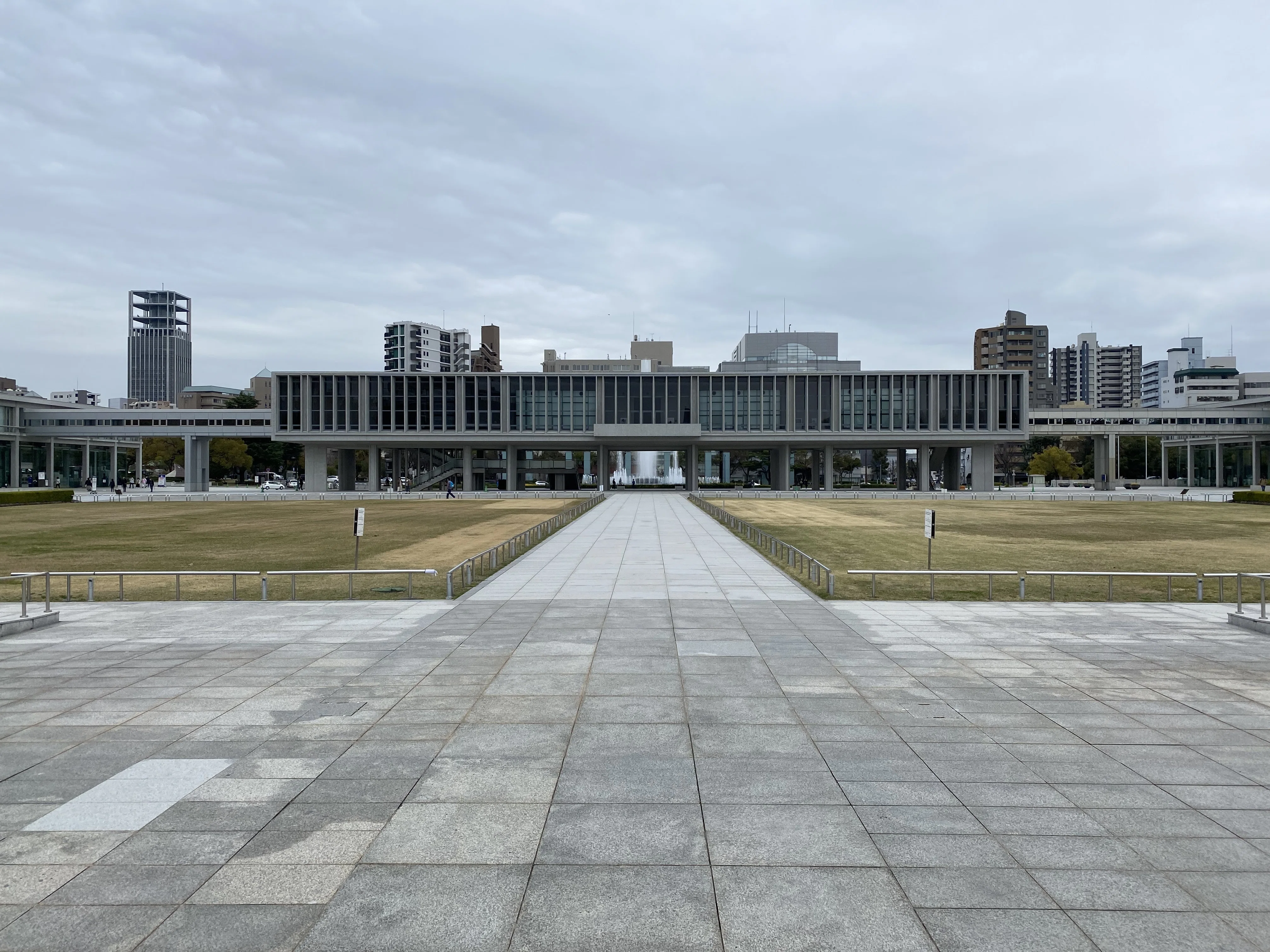丹下健三設計の広島平和記念資料館および平和記念公園|Shinji