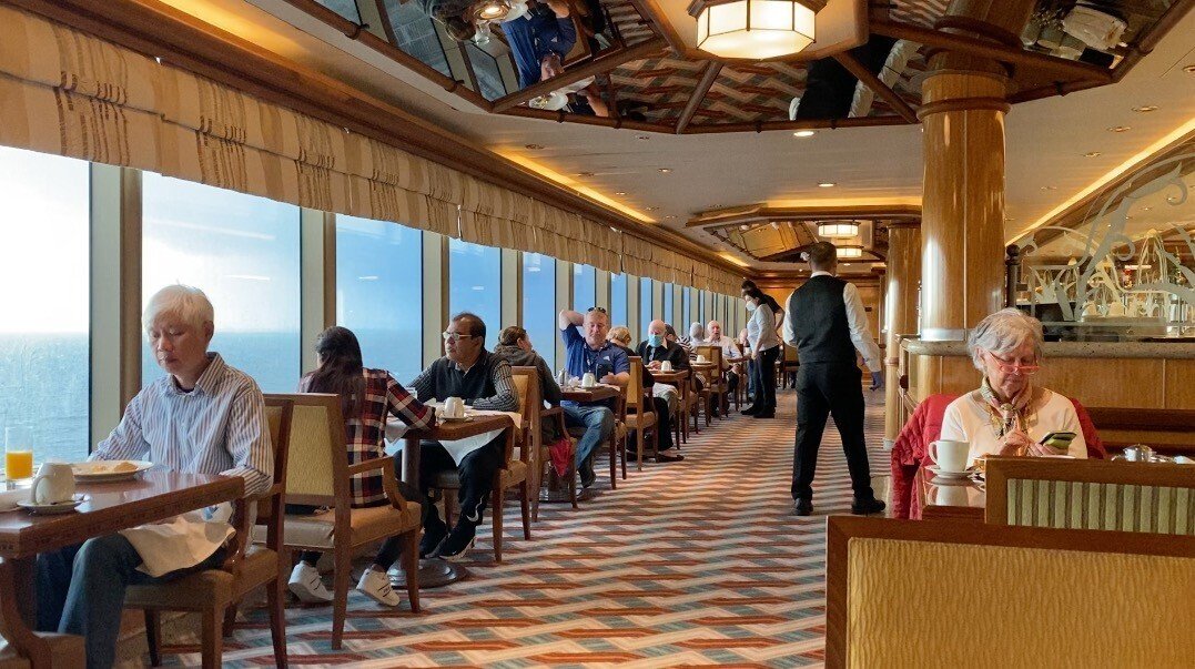 無料でクイーン・エリザベスの食事！ ディナーのフルコースも