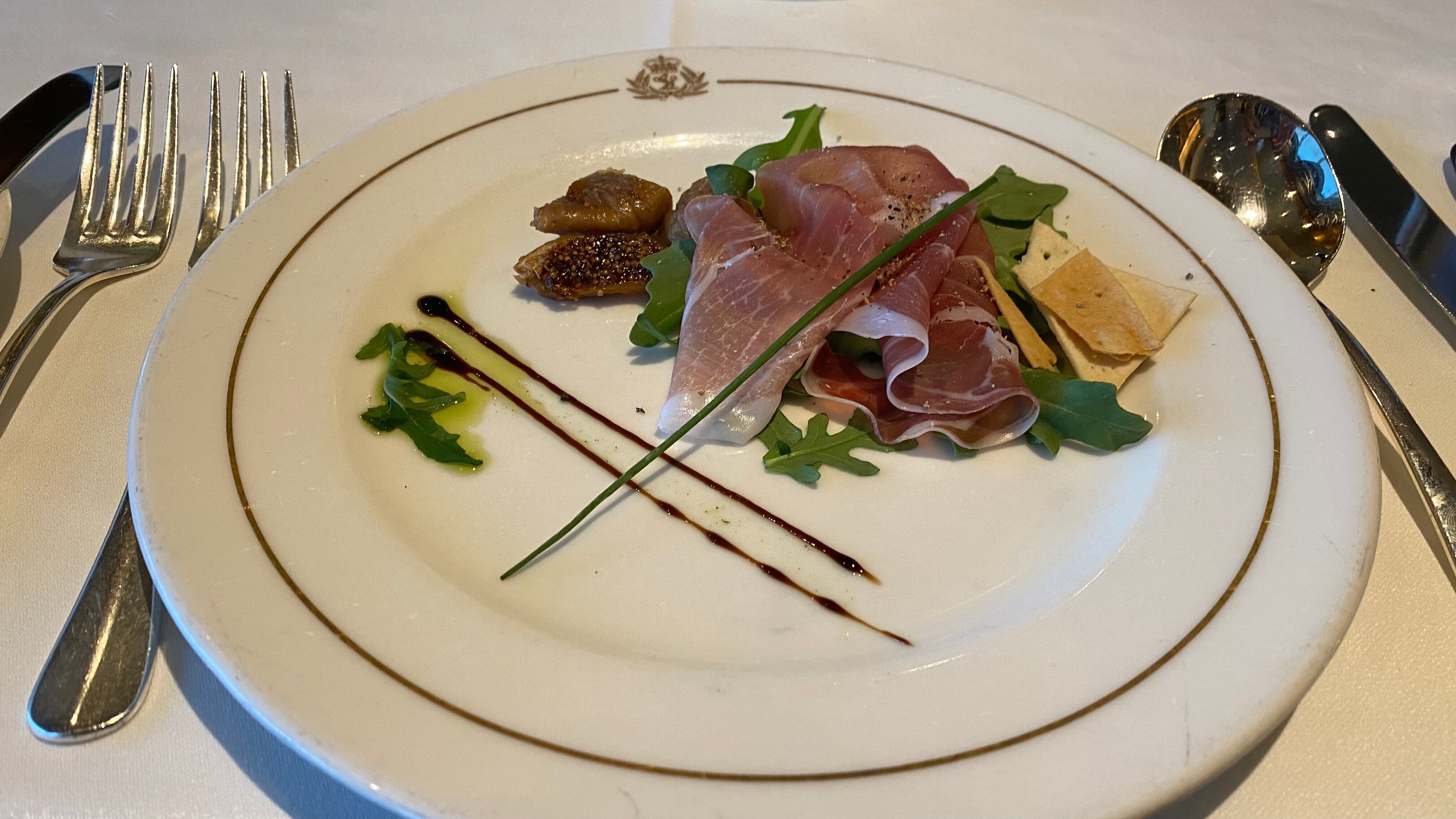 無料でクイーン・エリザベスの食事！ ディナーのフルコースも