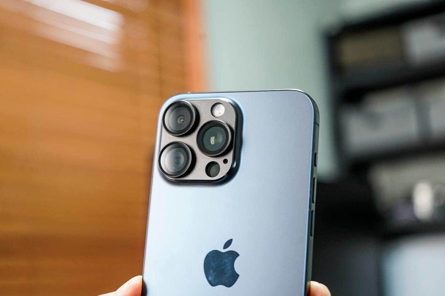 カメラ部分をカッコよく保護！iPhone15Proおすすめのマットブラックの