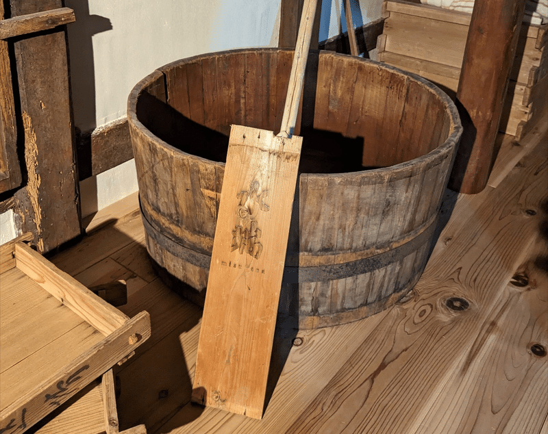 水瑞の焼き印が押された酒造道具と桶