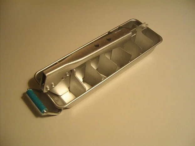 金属製の製氷皿