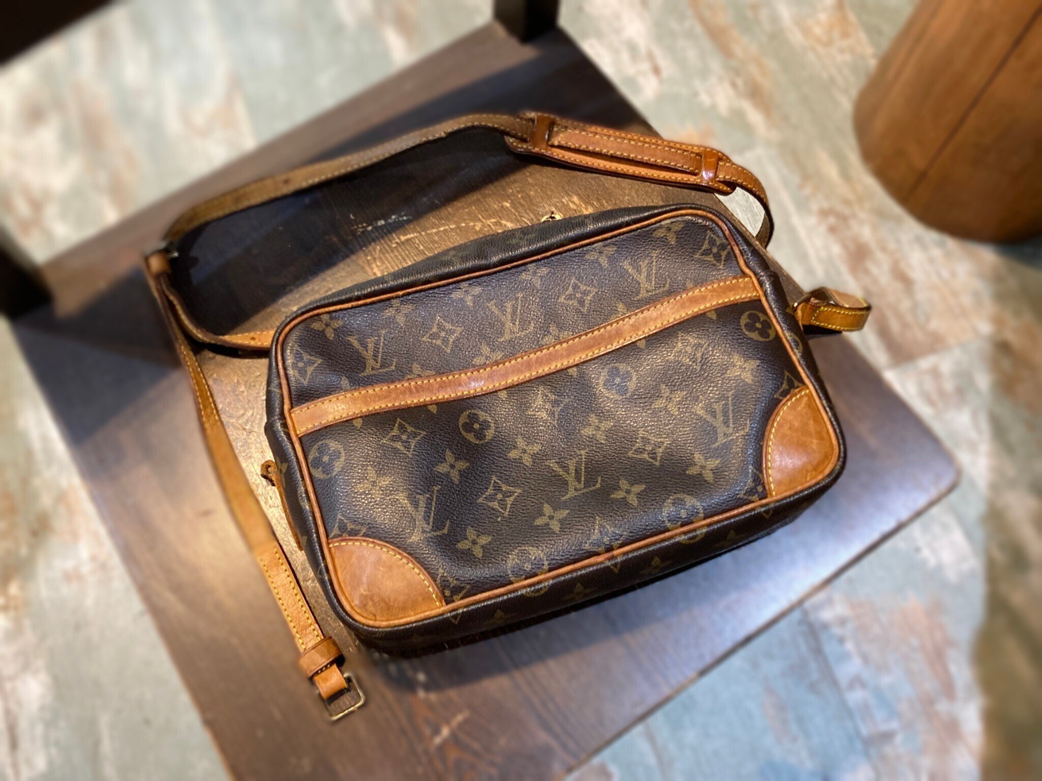 ショルダーストラップの根付交換】Louis Vuitton/ルイヴィトンの ショルダーストラップの根付交換】Louis Vuitton/ルイヴィトンの