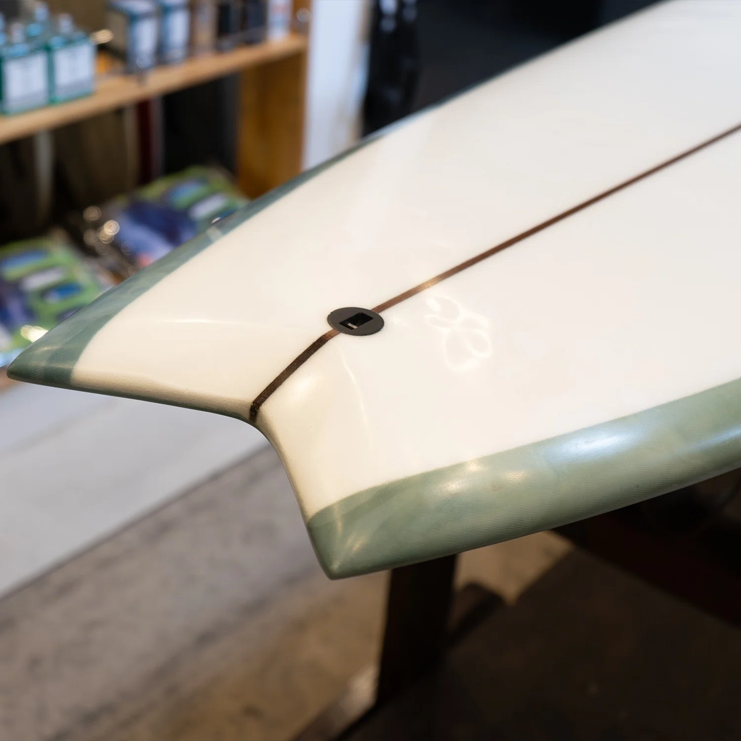 ロングボードのような最速のテイクオフが可能の中古ミッドレングス入荷