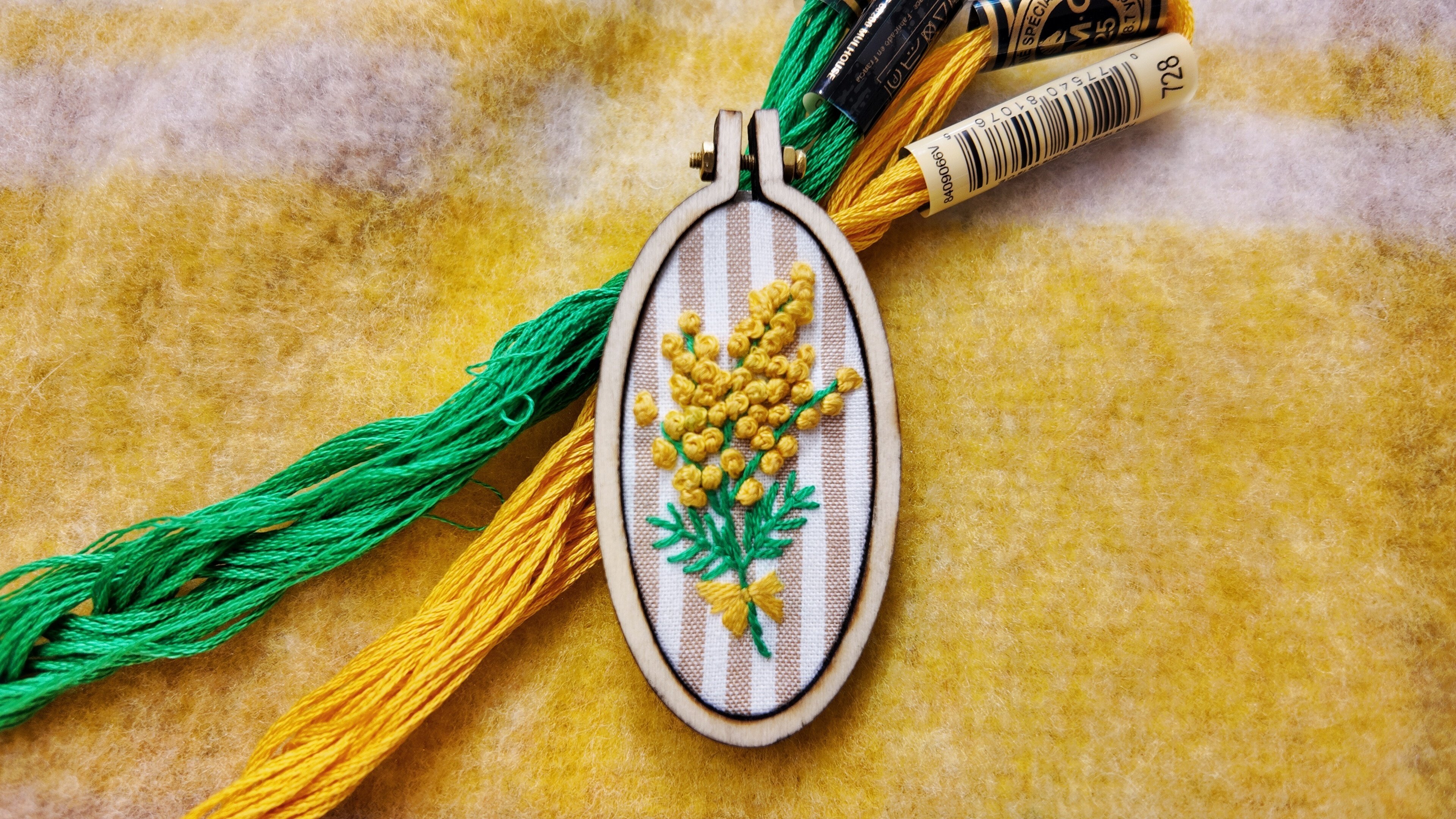 刺繍図案無料】ミモザのブローチの作り方｜はなめろん｜刺繍作家