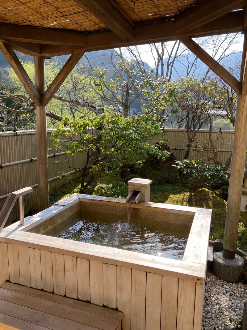 ホテルおくゆもと・つばきの間の露天風呂