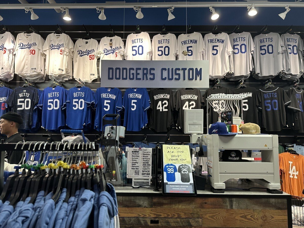 ハワイのドジャース公式ショップで「大谷翔平選手」の ハワイのドジャース公式ショップで「大谷翔平選手」の