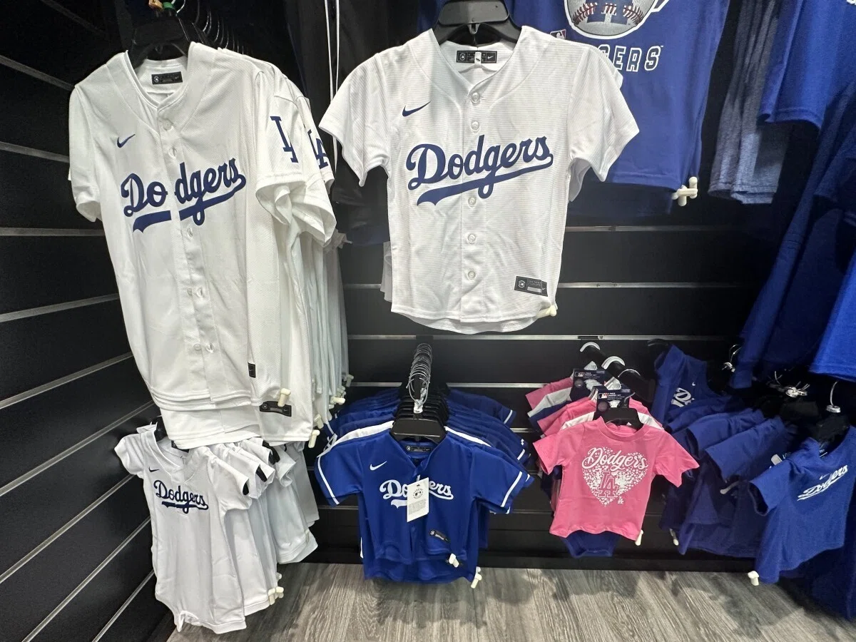 ハワイのドジャース公式ショップで「大谷翔平選手」のユニフォームが手 