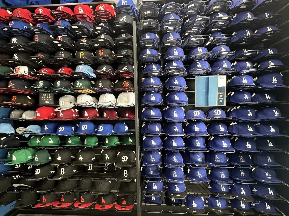 ハワイのドジャース公式ショップで「大谷翔平選手」の ハワイのドジャース公式ショップで「大谷翔平選手」の
