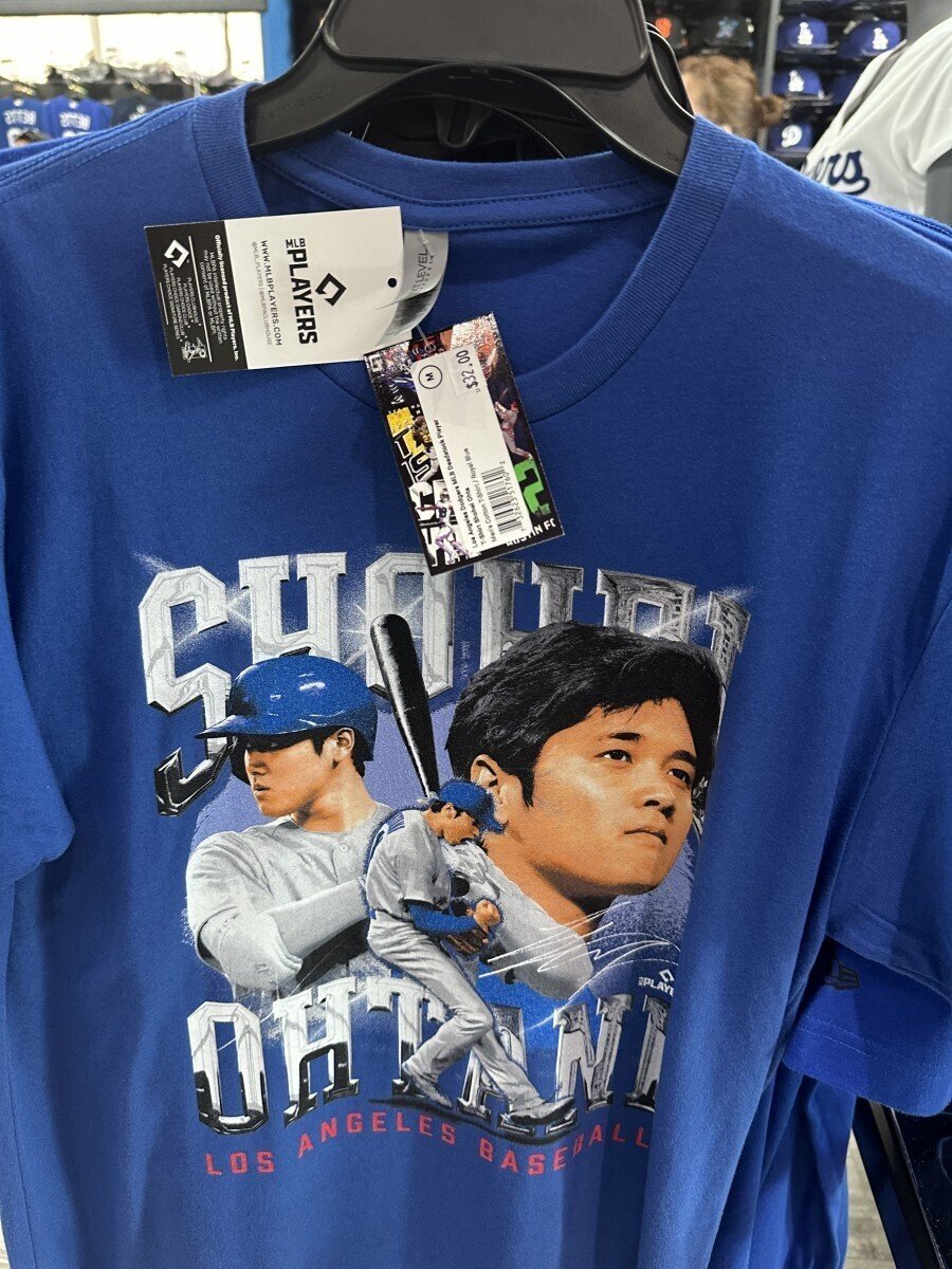 ハワイのドジャース公式ショップで「大谷翔平選手」の ハワイのドジャース公式ショップで「大谷翔平選手」の