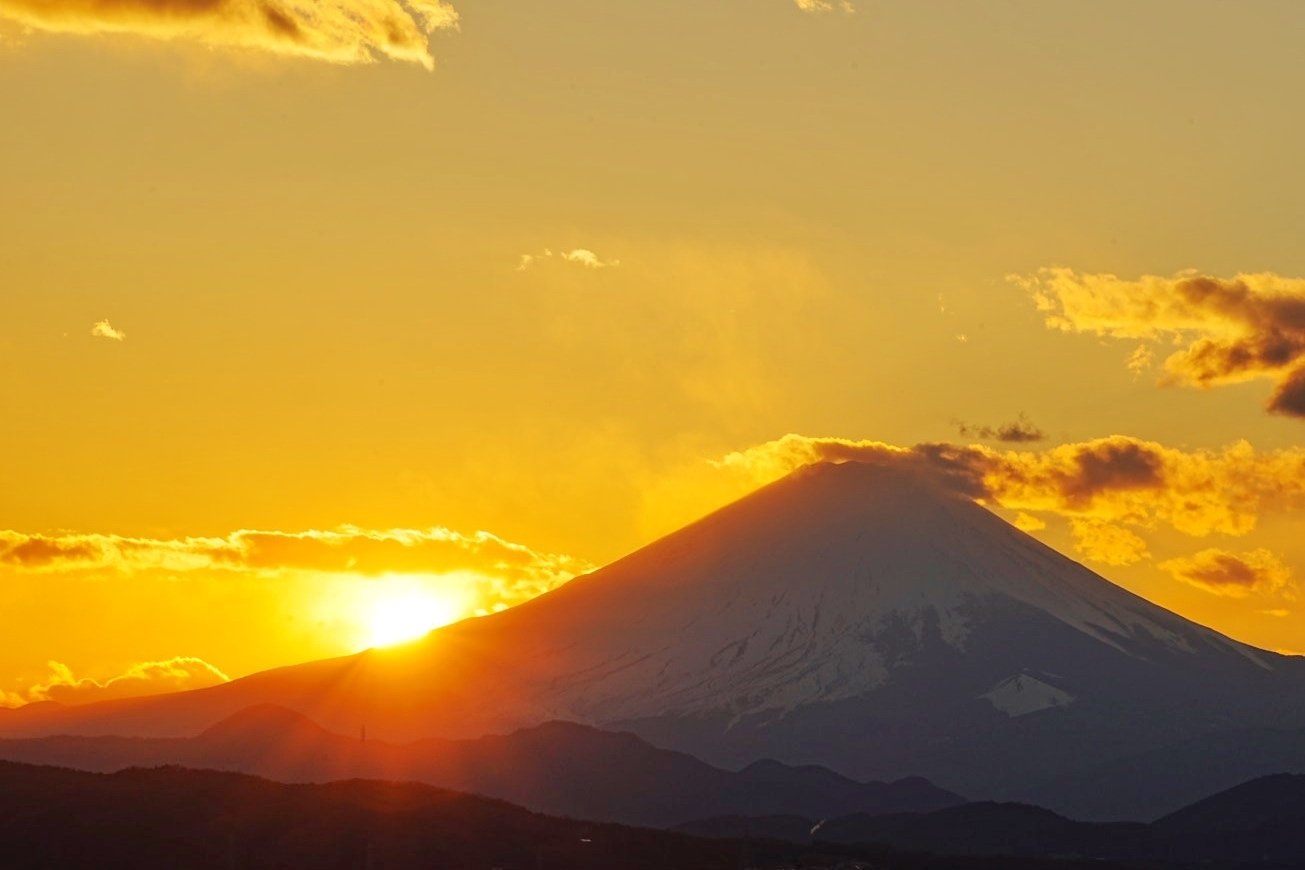 日本の風景 めぐり来る春 ✑：桜という花の魔力 春の到来を告げる桜が大空へ向かって