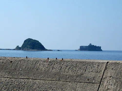 人口擁壁 （じんこうようへき） と二隻の軍艦島？」｜江島 達也