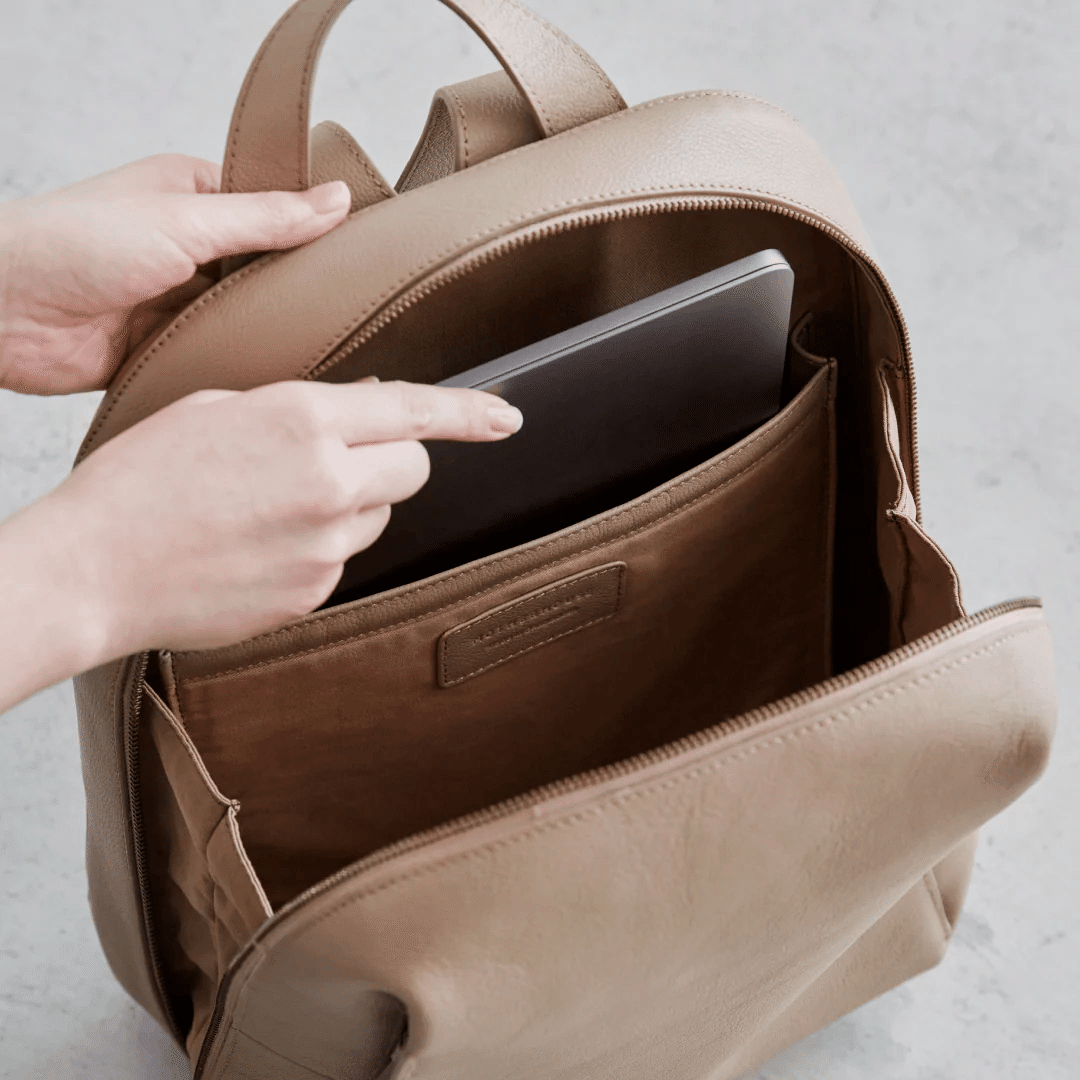 バッグひとつでお出かけも仕事もどんなシーンにも使える万能バッグ