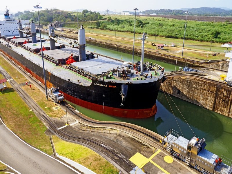 パナマ運河を通過する船