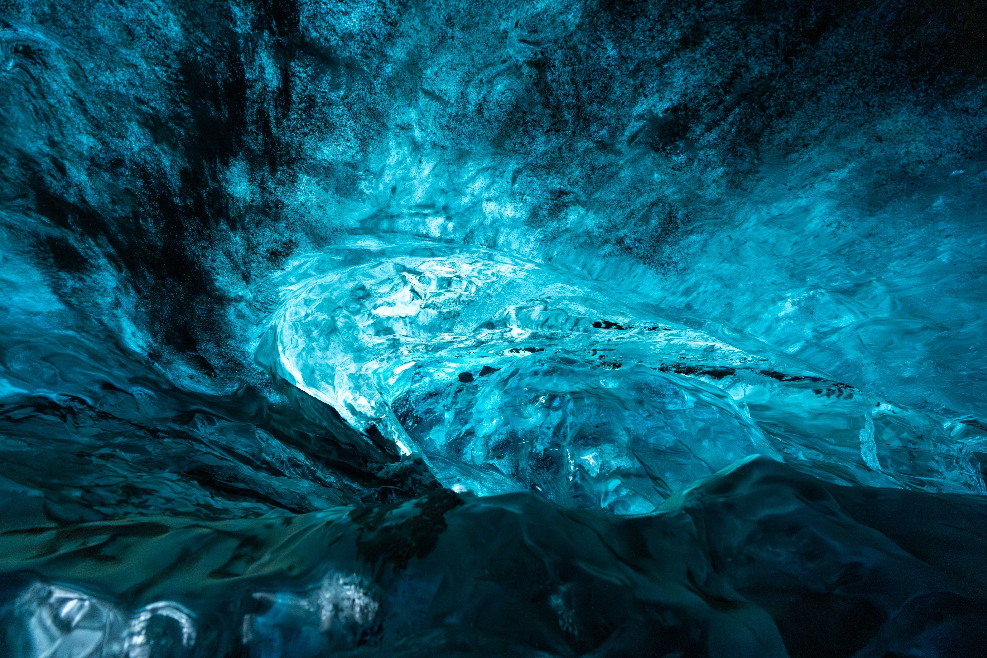 アンバースフィア　海外の洞窟のよう　かわいい　高品質 氷の洞窟 / アイスランド / SONY A7RV｜TAKU