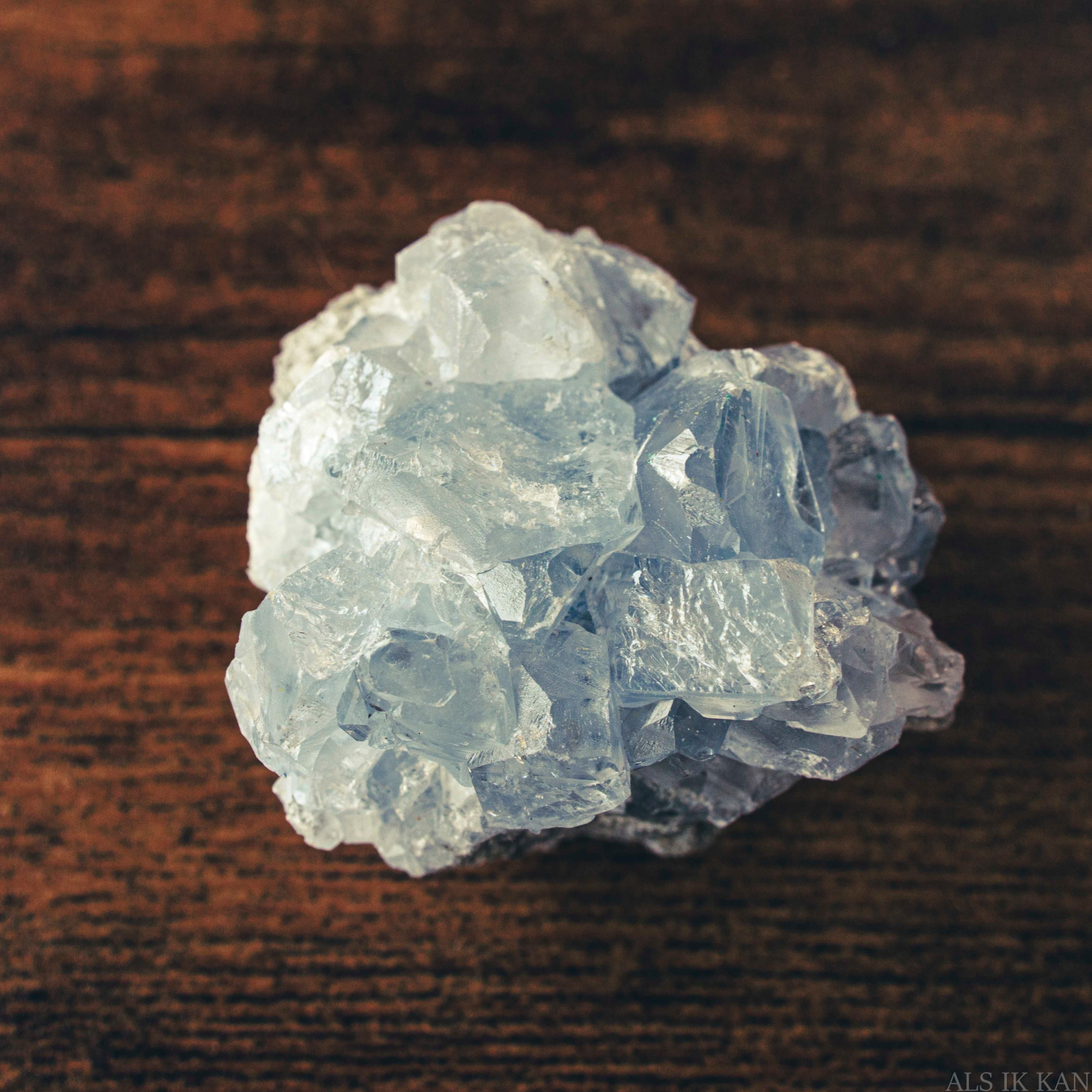 方解石を含むブルーセレスティンクリスタル。