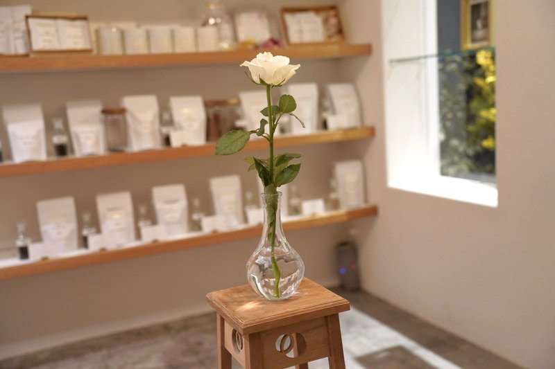 2周年の記念に白い薔薇を店内に飾りました