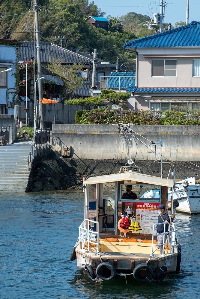 三津浜と対岸の港山を結ぶ市営の渡し船「三津の渡し」
室町時代から500年続く、住民の貴重な足だ