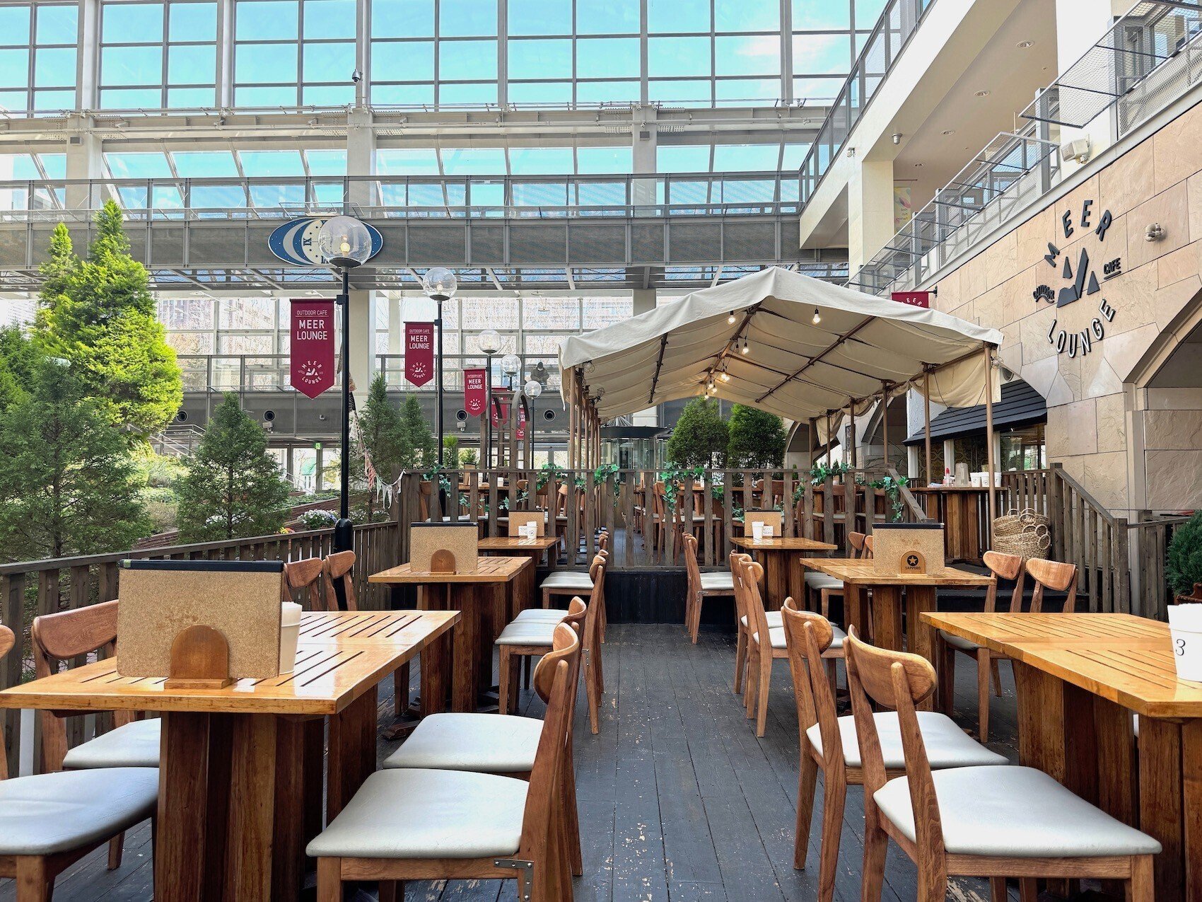 アウトドア感あふれる室内空間 サッポロファクトリーの「MEER LOUNGE