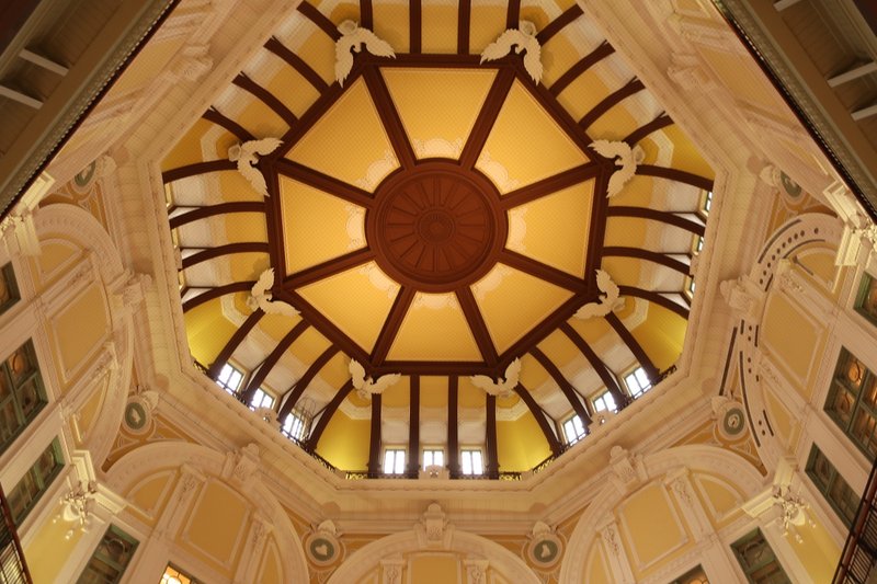 ゴシック調な美しい天井