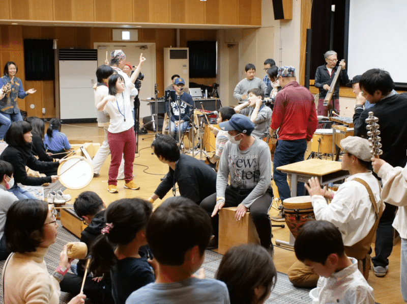 「音遊びの会」ライブパフォーマンスの様子