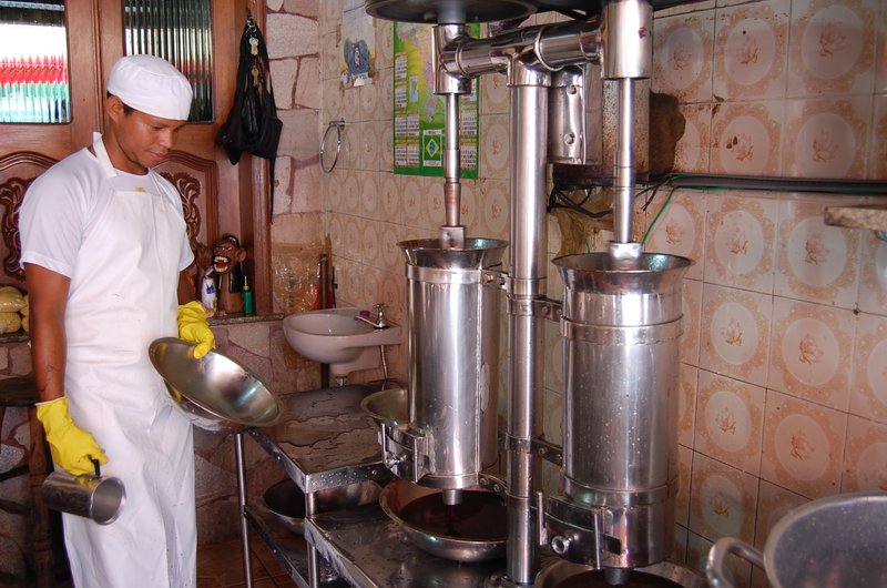 街のアサイー屋で使用されている搾汁器の写真