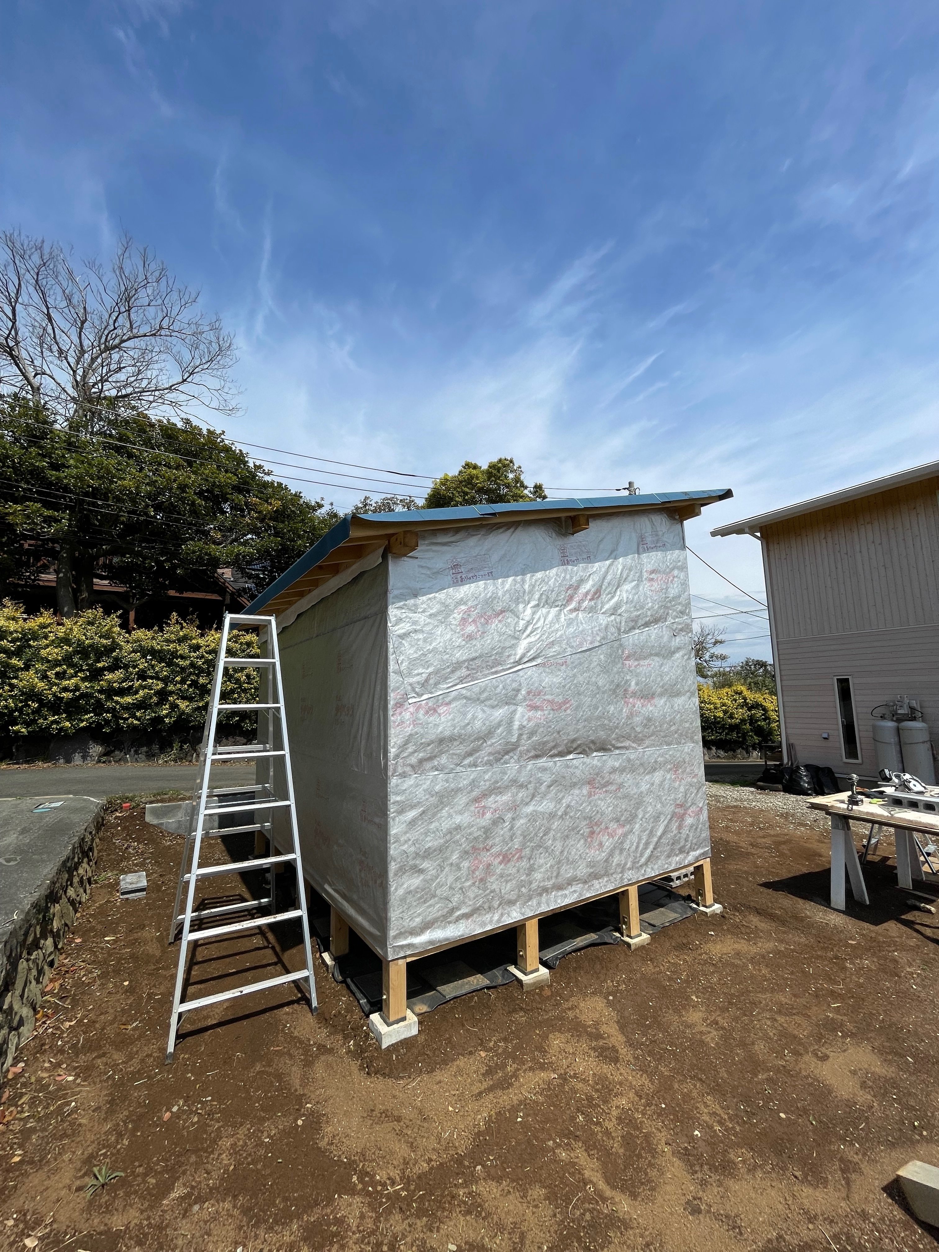 倉庫 板金屋根•外壁•破風•雨樋工事》 屋根:縦葺きTロック333
