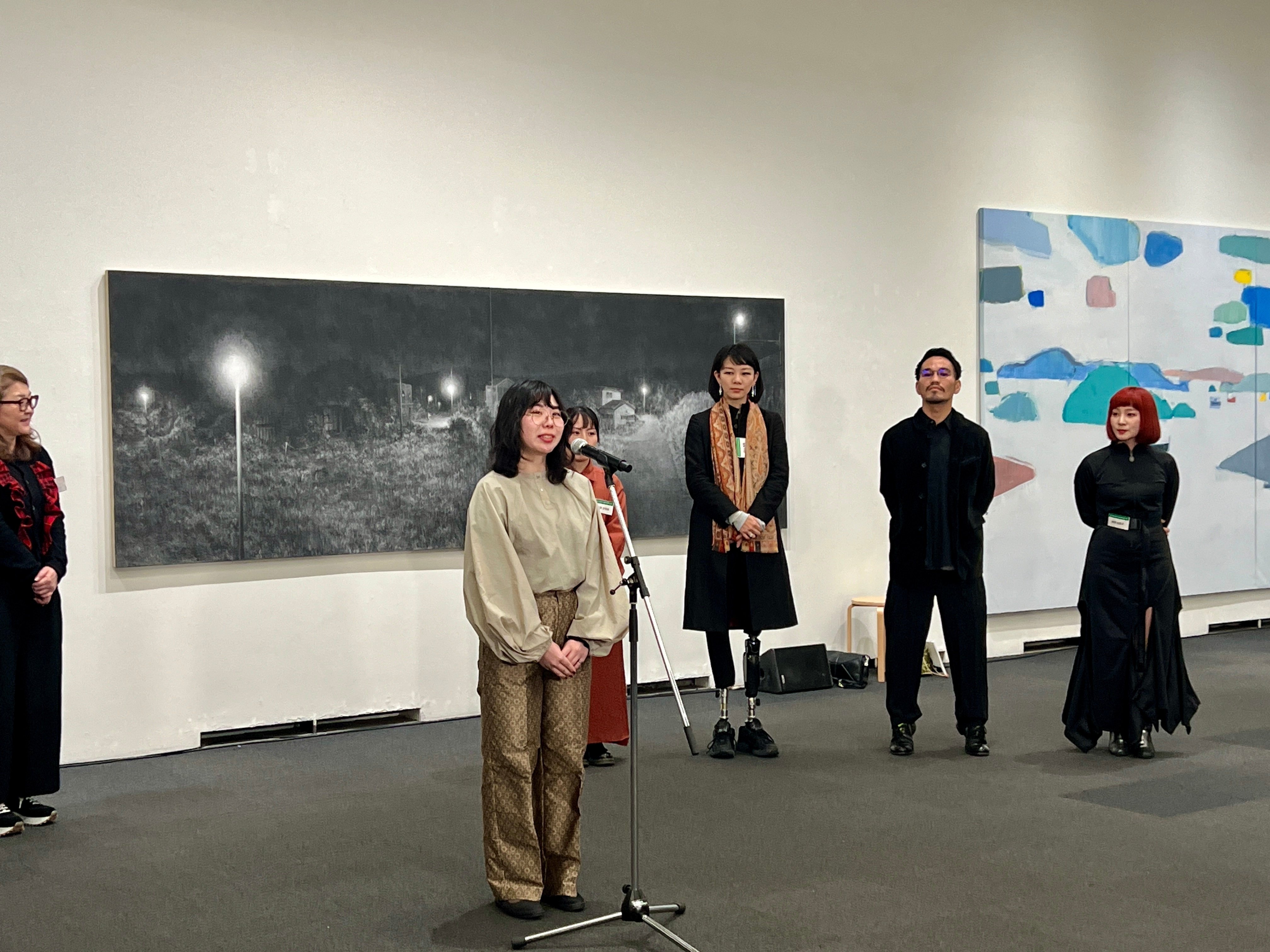 秋田で踊る画家の「日常」を描いた木炭画がVOCA賞＠上野の森美術館