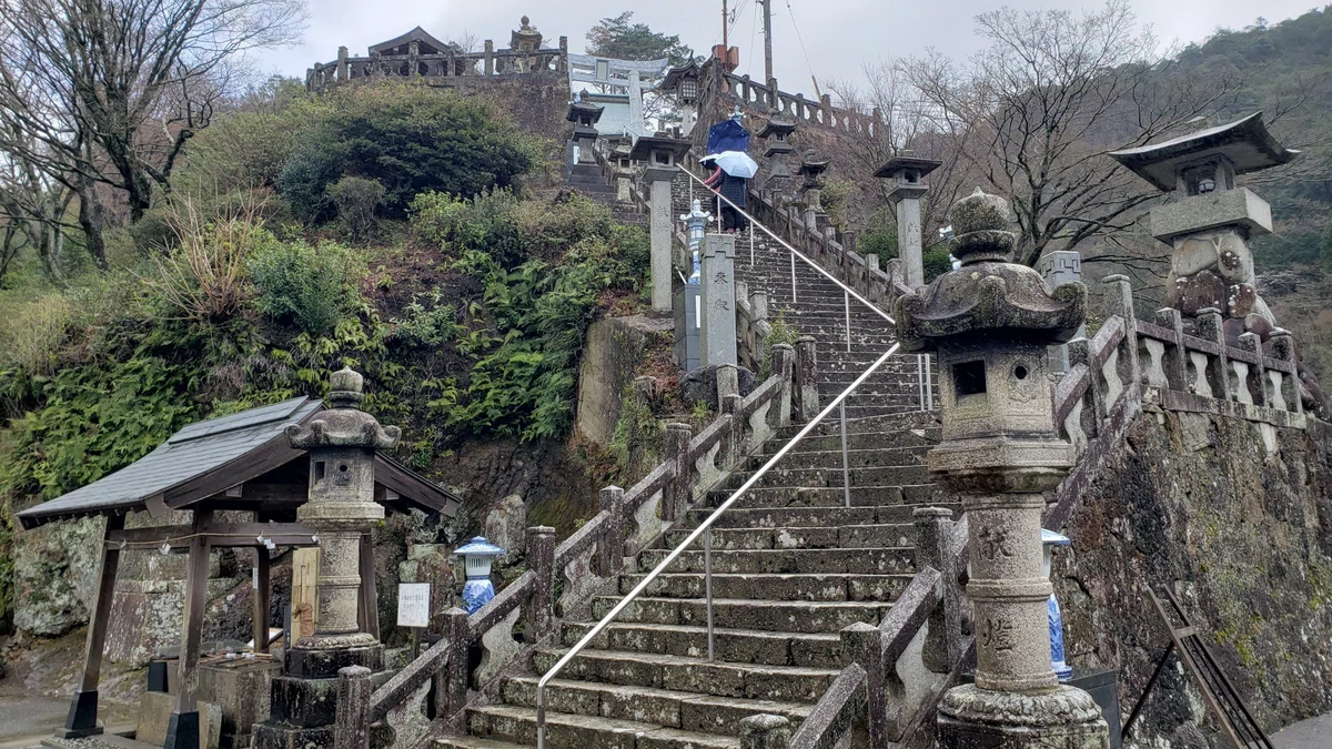  有田焼の鳥居と灯籠が置かれる陶山神社と復活した地方インバウンド｜アニミズムリゾート Illustration 