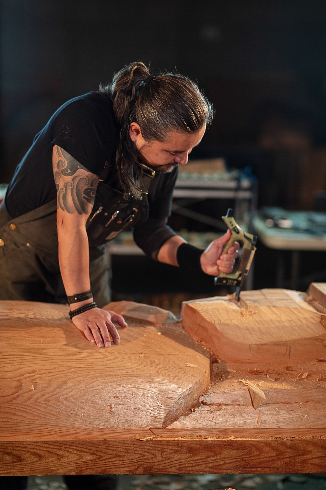 シアトルから神戸に来た2代目「先住民の彫刻柱」 黒い覆いを被るワケ