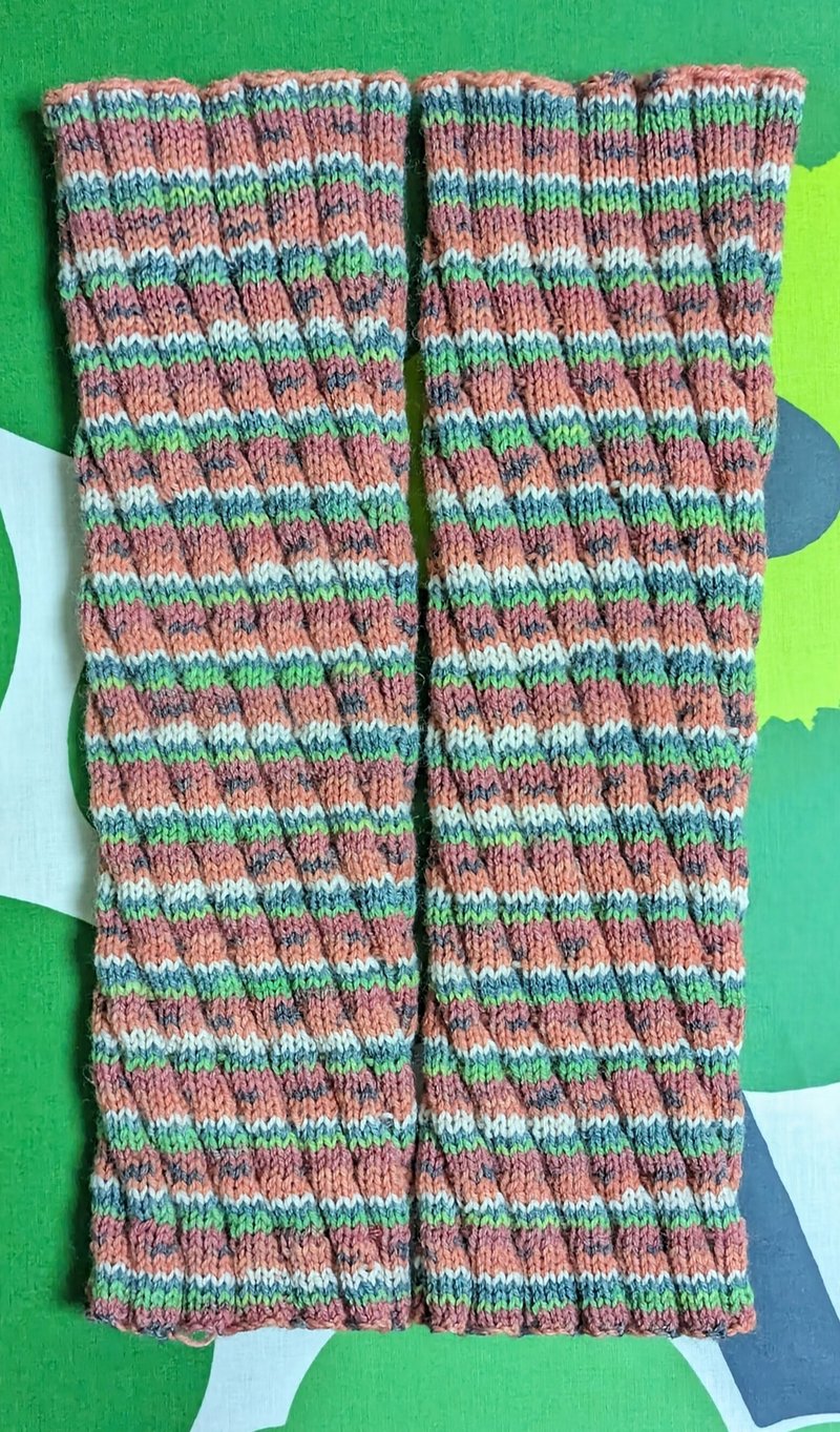 スイカ柄🍉スパイラル編みのレッグウォーマーやっと完成。長さ36cm、84目。模様は大体合ってる。糸は残り約15gだったので85gでできるらしい。編み地が伸びてフィットするのでいい感じ。今年はスイカとキウイしか編めず。