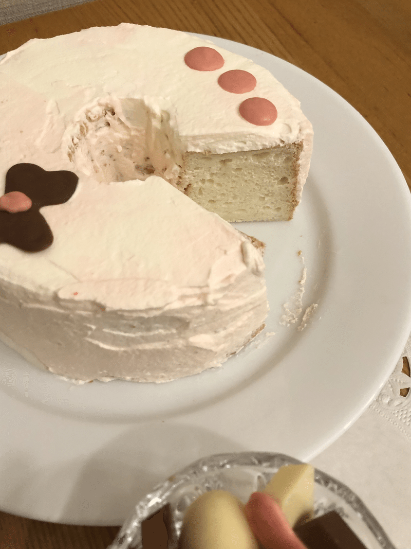 一切れを切り取ったケーキの白い断面