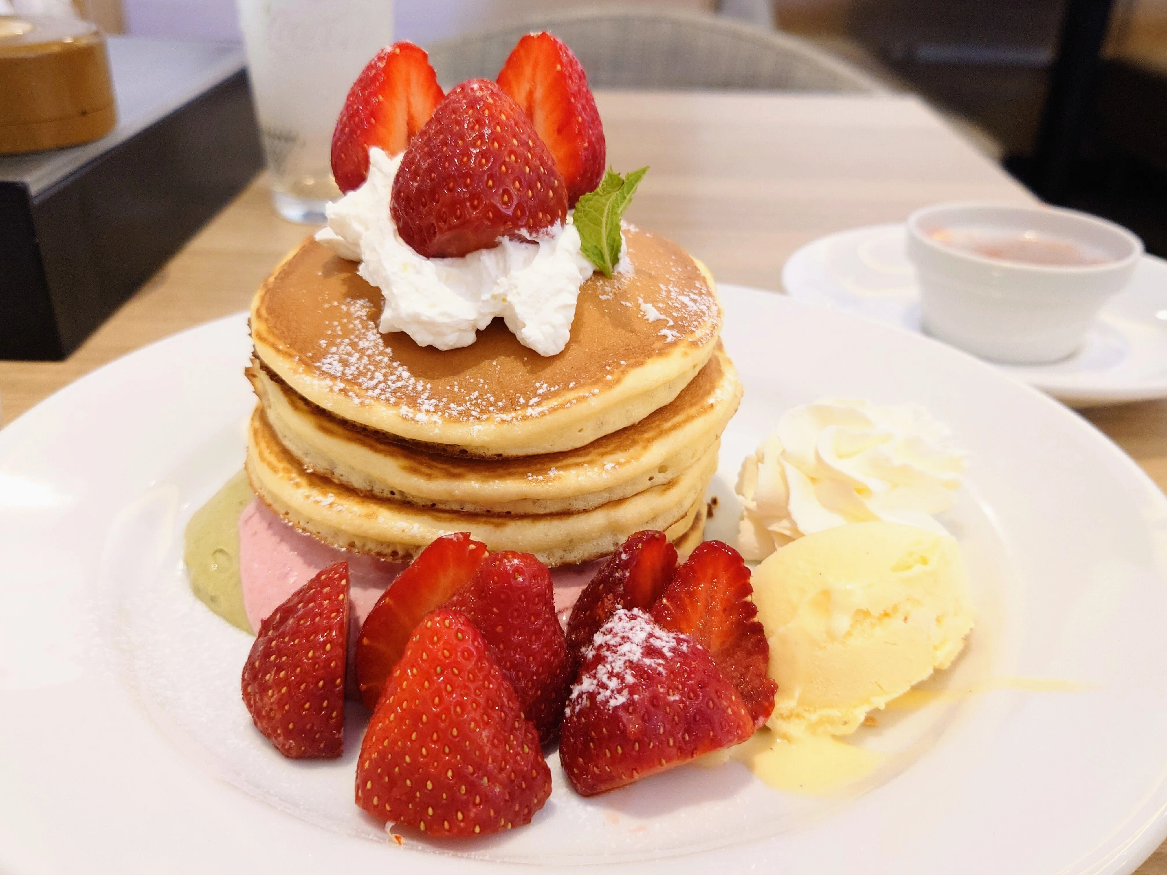 デニーズ】「あまおうとピスタチオのパンケーキ5枚～ハニーベリー