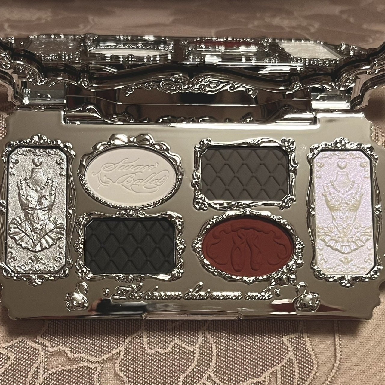 フラワーノーズ スワンバレエシリーズ アイシャドウパレット｜真下みこと