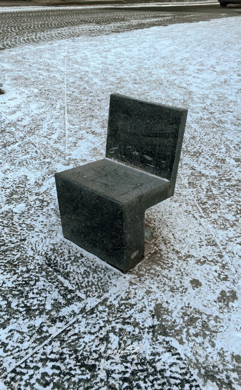雪が薄く積もった地面と椅子のような形をした石の彫刻を撮影した画像。©2016 Yuko Yamada, All Rights Reserved.