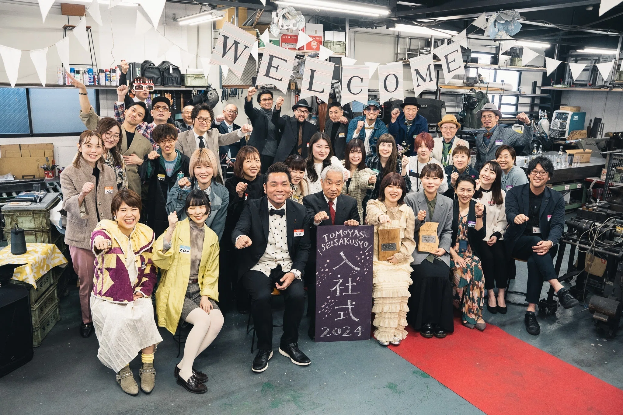 鉄工所でパーティースタイルの入社式。新卒社員がはじめての溶接に挑戦
