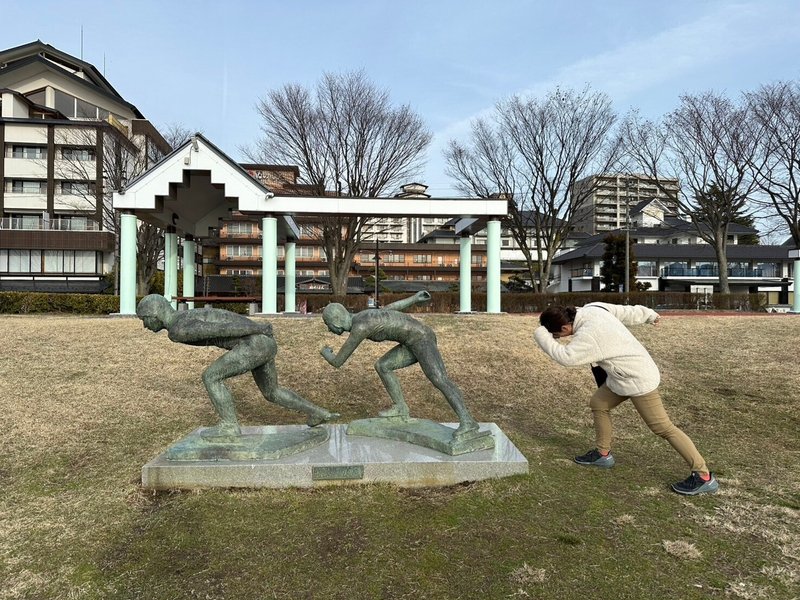 アイススケートの像とマネするわたし